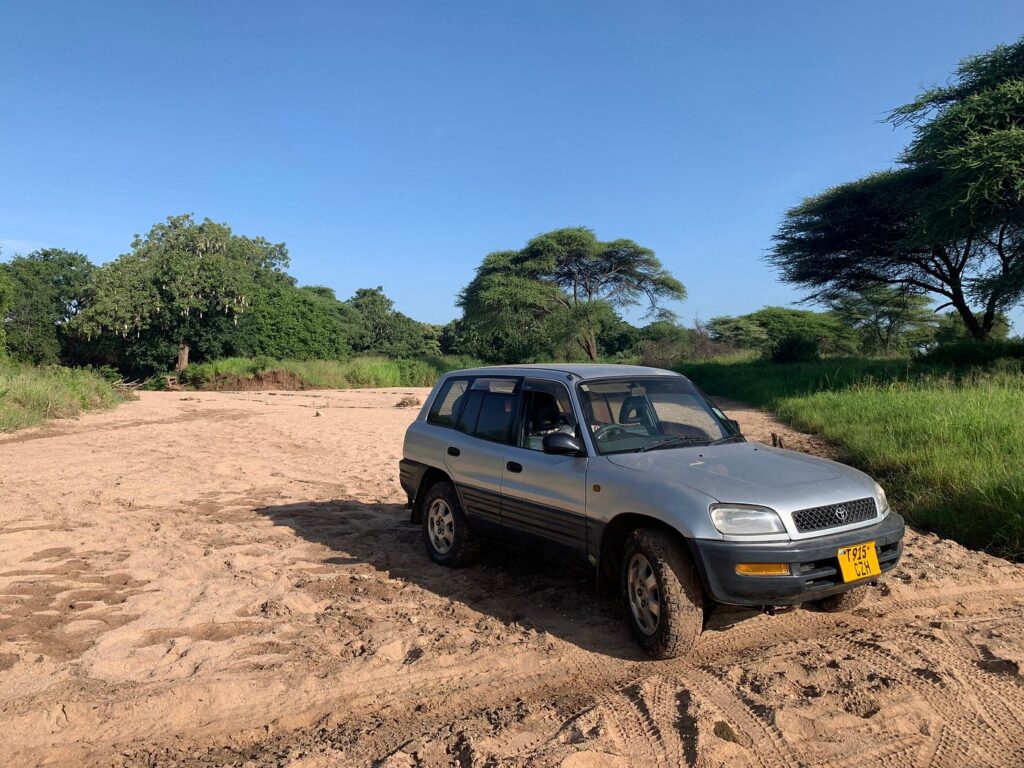 Cheap toyota Rav4 car for safari in Uganda