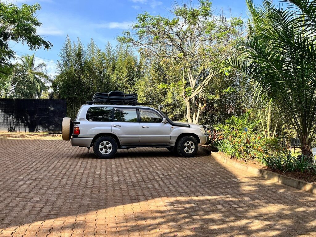 Cheap Land Cruiser V8 for hire in Uganda for safari