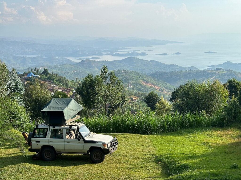 Good 4x4 Land Cruiser LX with rooftop tent in Uganda